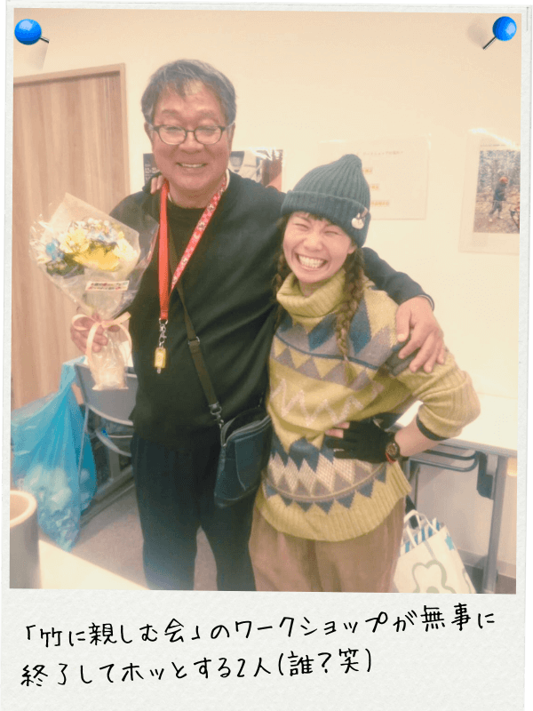 肩を組む男性と女性
