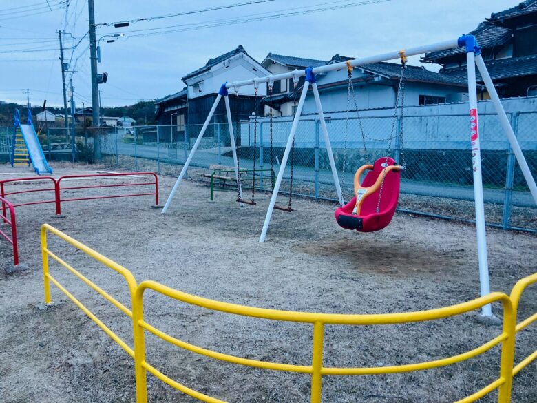 公園内のインクルーシブブランコ